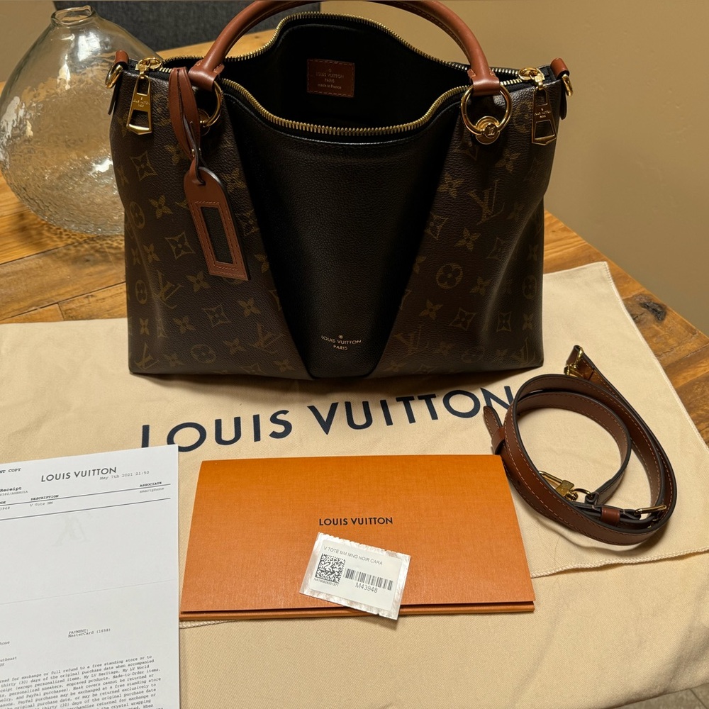 Louis Vuitton V Tote MM